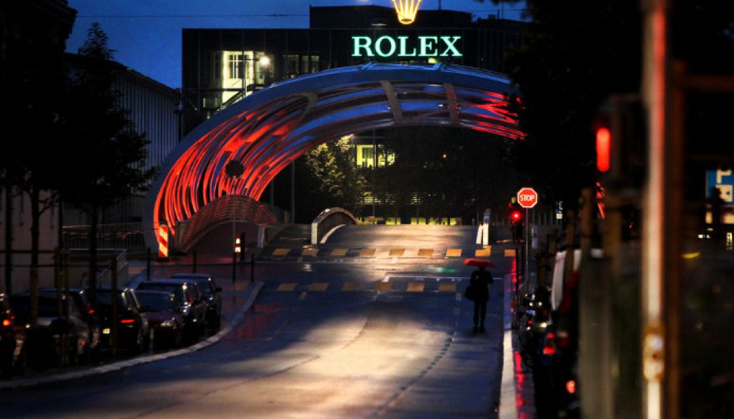 La nuit, le pont Hans Wilsdorf se transforme en pont Rolex