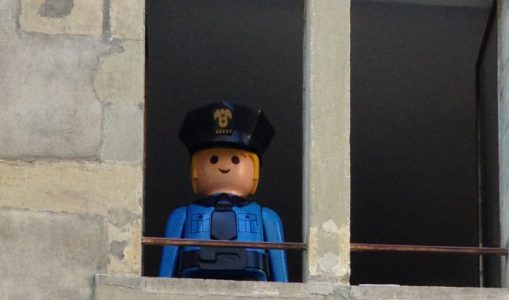 Un agent de police très spécial surveille le Bourg-de-Four