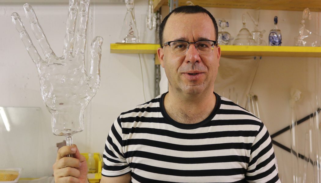 A l’atelier Magma, Joël Rey sculpte le verre en fusion