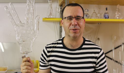 A l’atelier Magma, Joël Rey sculpte le verre en fusion