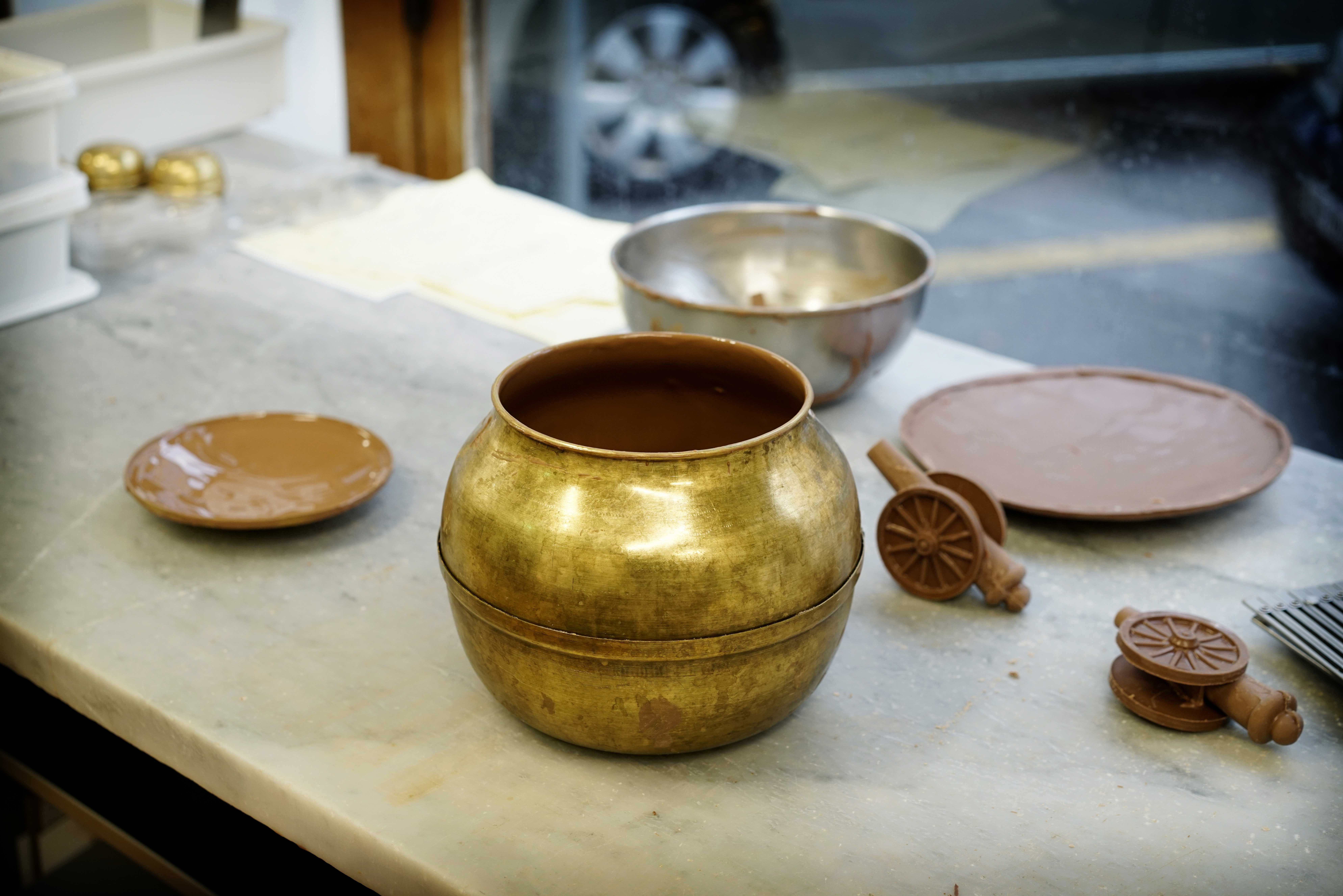 Atelier chocolat Rohr, Carouge. Fabrication des traditionnelles marmites pour l'Escalade. Photo: Laurent Guiraud.