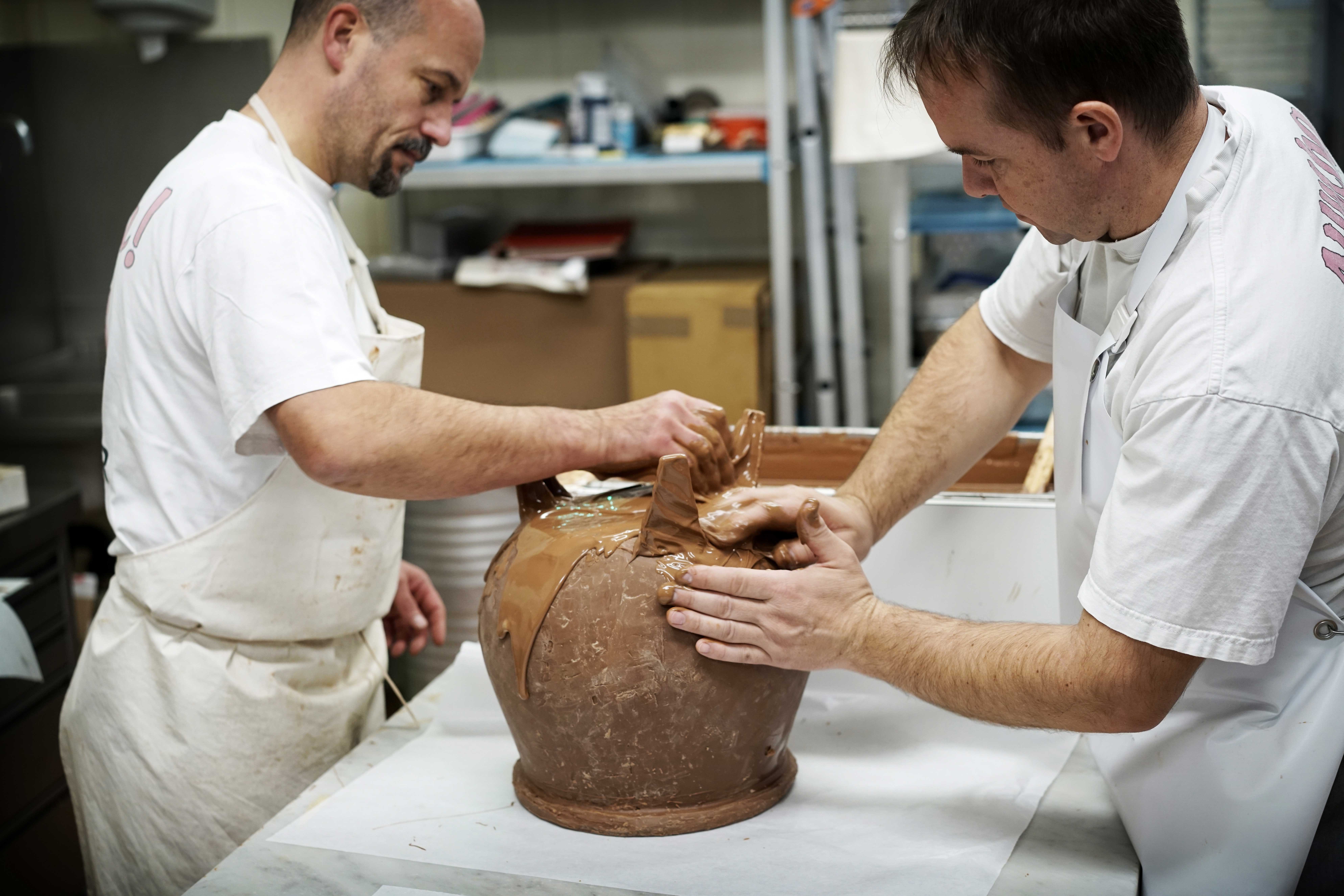 Atelier chocolat Rohr, Carouge. Fabrication des traditionnelles marmites pour l'Escalade. Photo: Laurent Guiraud.