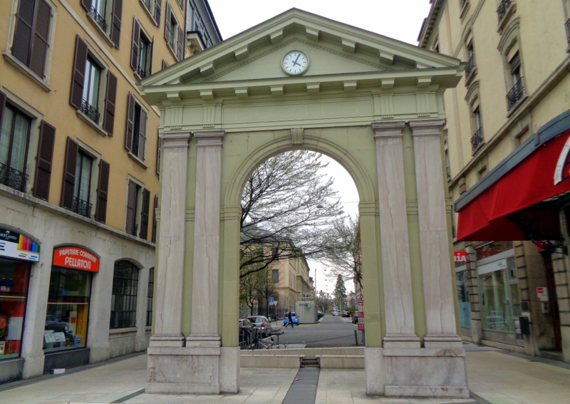15. Ancienne porte d'entrée du Panorama de Plainpalais (1880), dès 1907 porte d'un bureau de poste. Actuellement à la Rue Necker