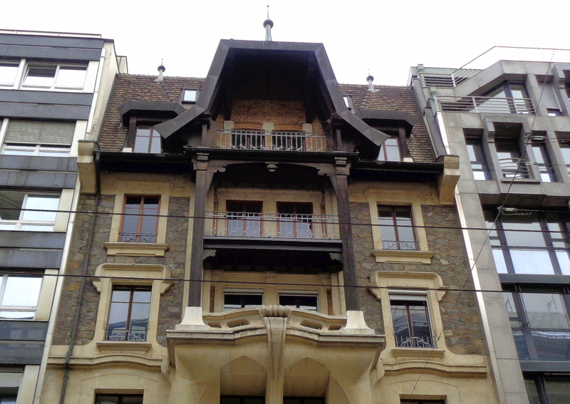 17. Rue du Marché 9. Façade aux saillies de béton contorsionné, construite par Louis Maréchal en 1903