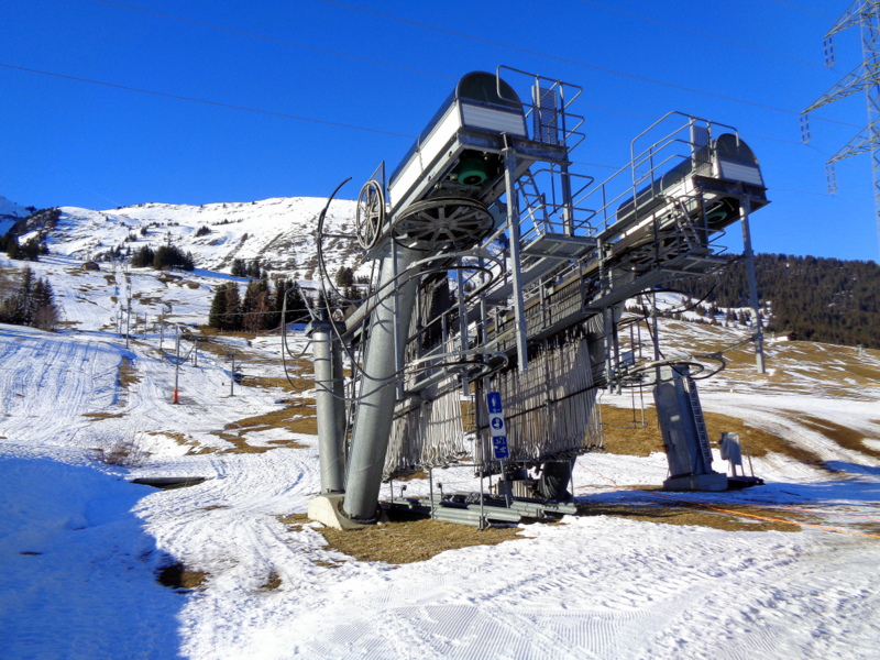 Certains ski-lifts n'ont pas fonctionné durant les fêtes par manque de neige. Ici au Col des Mosses alt. 1450 m.