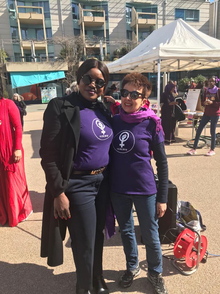 Le 08 mars 2020 Betty Kiemba (à gauche) a manifesté pour la grève féministe sur la place des aviatrices à Plan-les-Ouates, et sur la place des Grottes. © Anderson Makedi