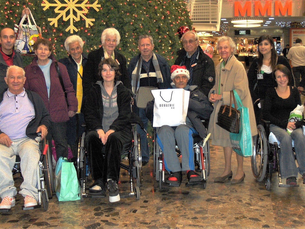 Les bénévoles accompagnent des patients pour leurs achats de Noël à Balexert