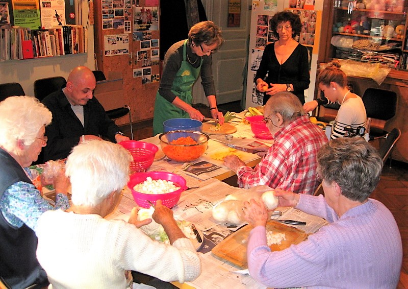 Les bénévoles aident les patients lors de la préparation de la traditionnelle soupe de l'Escalade
