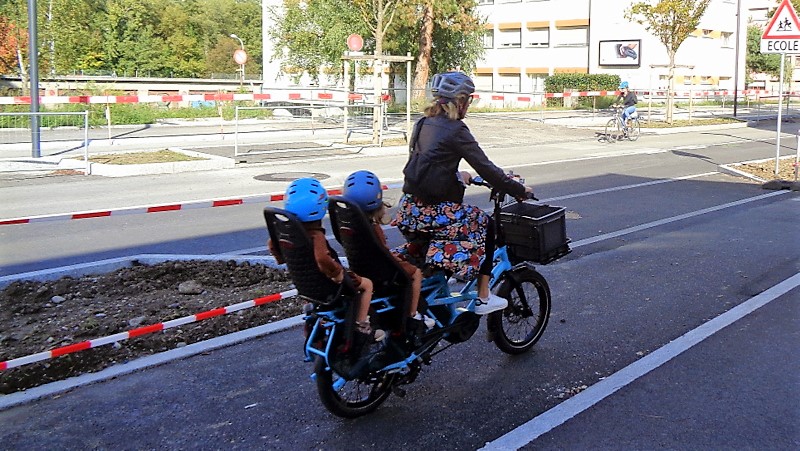 Cycliste avec deux enfants à l'arrière… On croise les doigts…