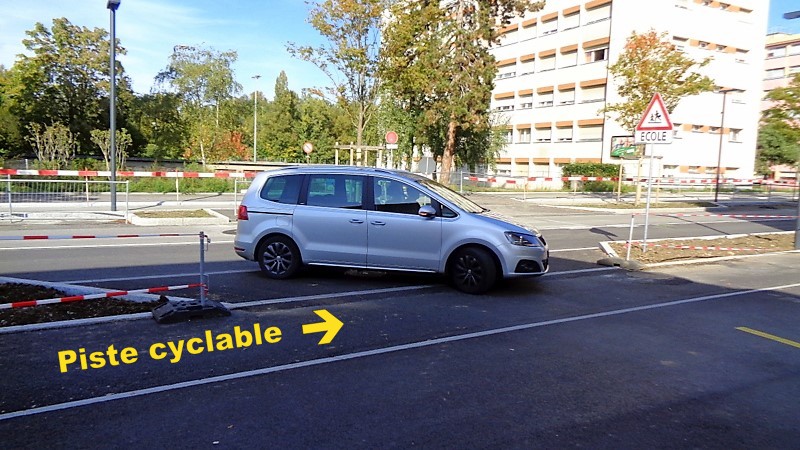 Les véhicules doivent couper la piste cyclable pour emprunter la rue Daniel-Gevril