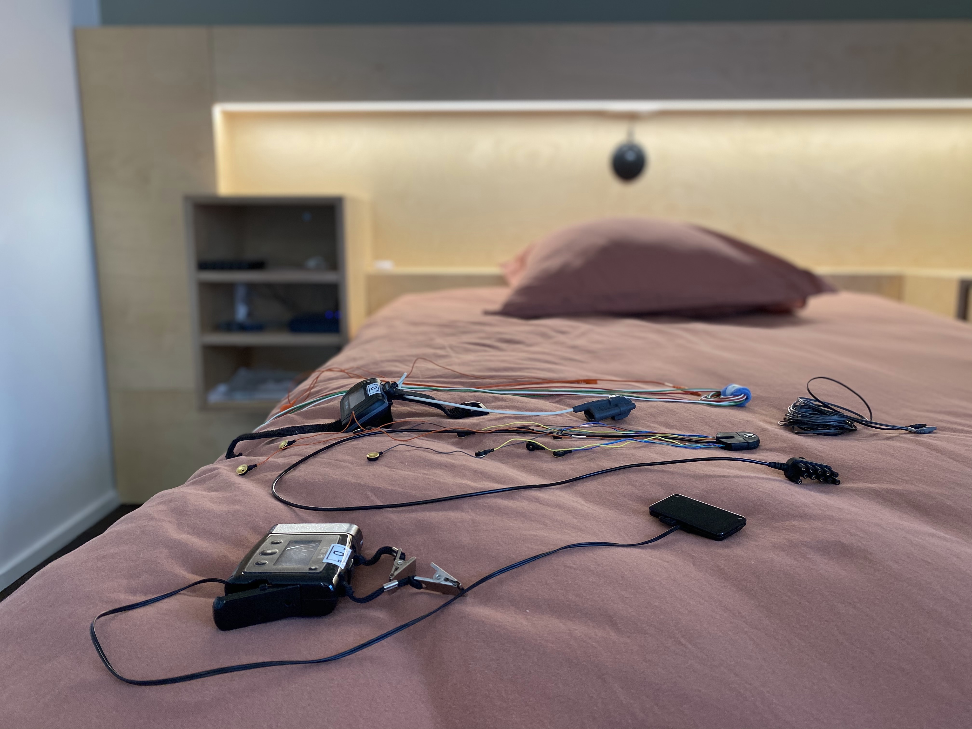 Lit bardé d'électrodes mesurant la qualité du sommeil. © DR