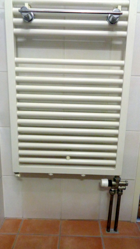 7. Le seul radiateur apparent à la salle de bain, sensé pouvoir sécher un linge. Il est froid !