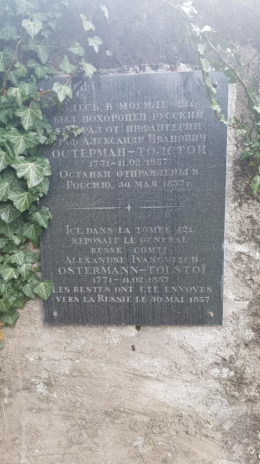Plaque rappelant la présence de la tombe du général Tolstoï au cimetière du Petit-Saconnex