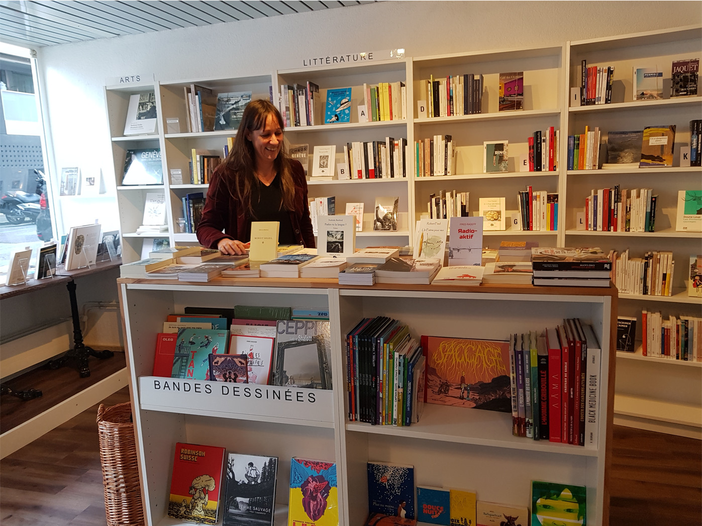 Catherine Méan dans sa librairie. © Huguette Junod