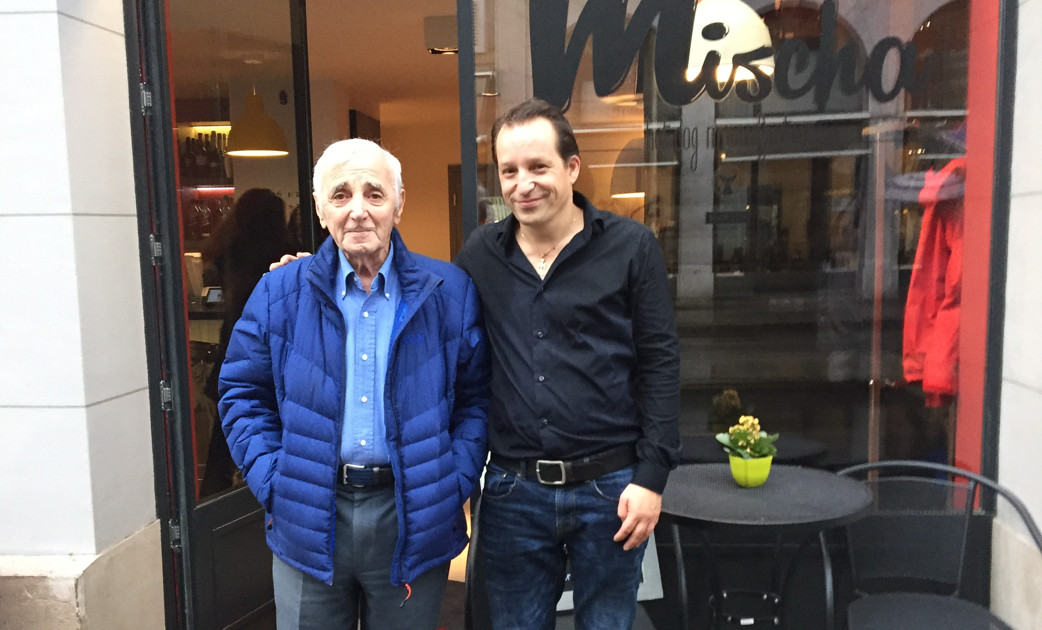 Mischa Aznavour et son père. © DR
