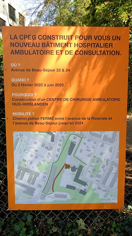 Un panneau d'information en bas du chemin/raccourci à la Roseraie